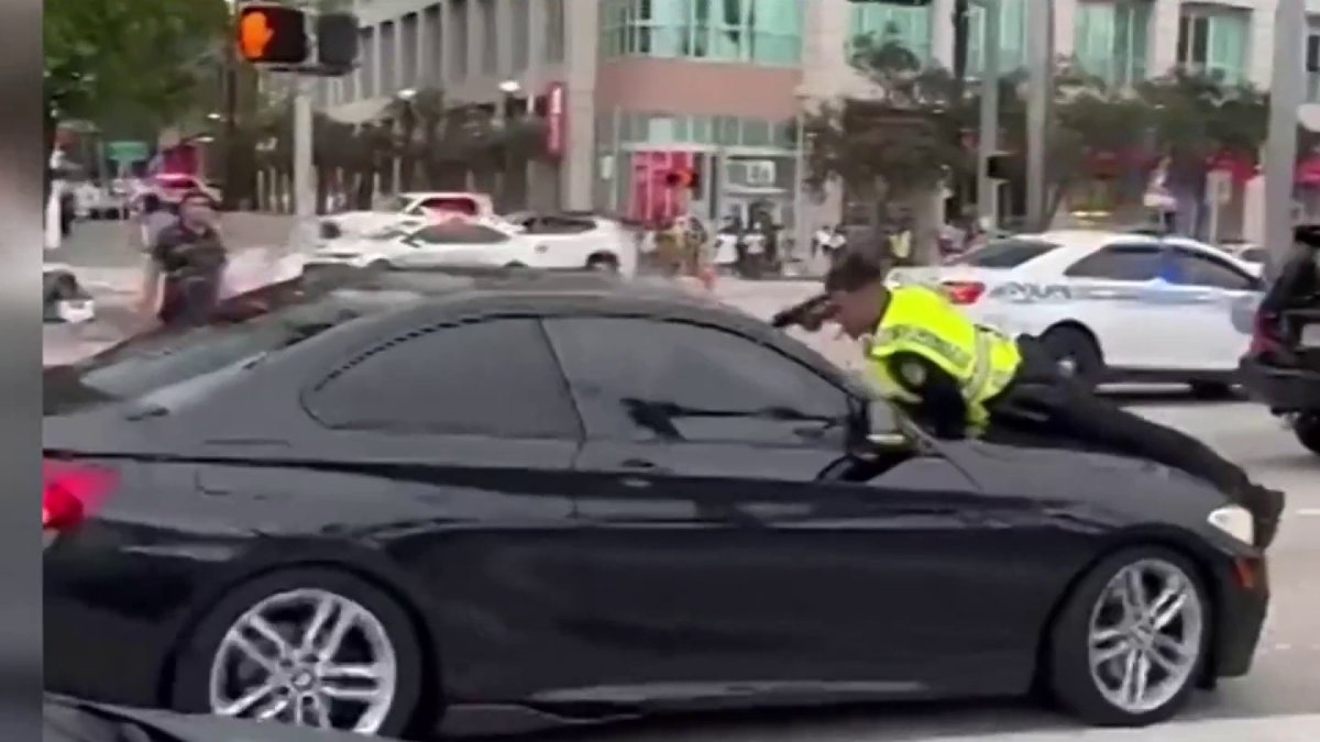 Revelan video del tiroteo de un policía de Miami a un joven conductor de un auto en movimiento