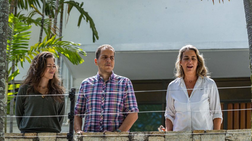 Fotografía de archivo de los opositores venezolanos Claudia Macero (i), Pedro Uchurrurtu (c) y Magalli Meda, asilados en la Embajada de Argentina en Caracas (Venezuela). EFE/ Henry Chirinos ARCHIVO