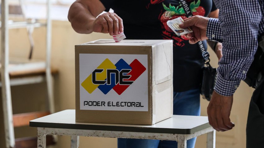 Una persona vota este 25 de mayo de 2025, en Carcas (Venezuela). EFE/ Miguel Gutiérrez