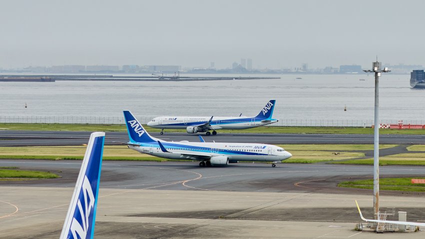 Aviones de All Nippon Airways Co. (ANA) rodando en el aeropuerto de Haneda en Tokio, Japón, el sábado 26 de abril de 2025. Está previsto que All Nippon Airways publique sus resultados el 30 de abril. Fotógrafo: Shoko Takayasu/Bloomberg vía Getty Images