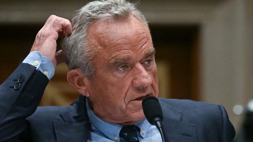 El Secretario de Salud y Servicios Humanos de EE.UU., Robert F. Kennedy Jr., testifica ante una audiencia del Comité del Senado sobre Salud, Educación, Trabajo y Pensiones sobre la solicitud de presupuesto propuesta por el Presidente para el año fiscal 2026 para el Departamento de Salud y Servicios Humanos, en el Capitolio en Washington, DC, 14 de mayo de 2025. (Foto de Jim WATSON / AFP) (Foto de JIM WATSON/AFP vía Getty Images)