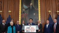 WASHINGTON, DC – 22 DE MAYO: El presidente de la Cámara de Representantes de Estados Unidos, Mike Johnson (republicano de Los Ángeles), habla con los medios después de que la Cámara aprobara por un estrecho margen un proyecto de ley que impulsa la agenda del presidente Donald Trump en el Capitolio de Estados Unidos el 22 de mayo de 2025 en Washington, DC.
