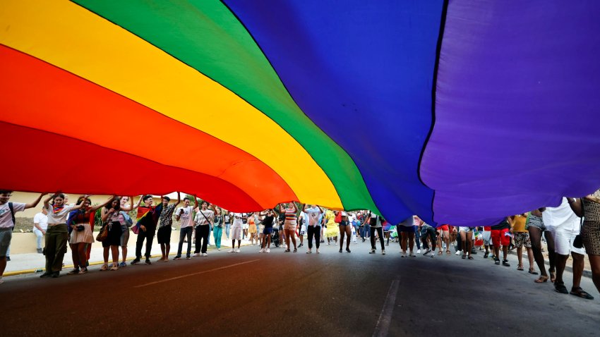 Personas participan en una marcha de la comunidad LGTBI este sábado, en La Habana (Cuba). EFE/ Ernesto Mastrascusa