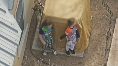 Video viral: policía desarma a dos niños de 7 y 9 años