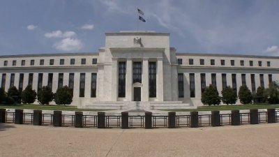 Menor crecimiento, alza de precios y contratación lenta, ¿qué dice el informe económico de la FED?