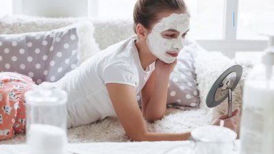 Modas que dañan: rutinas faciales en TikTok afectan la piel de niñas y adolescentes