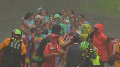 En video: rescatan a decenas de Girl Scouts tras inundaciones