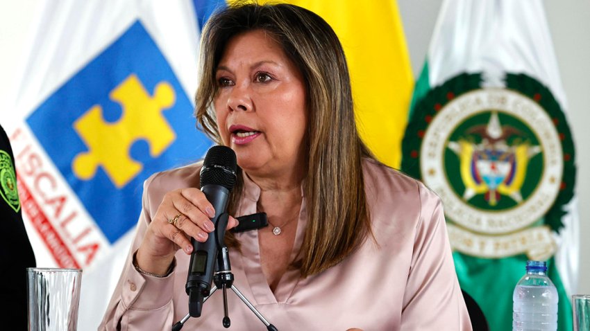 La fiscal general de Colombia, Luz Adriana Camargo, habla durante una rueda de prensa este lunes, en Bogotá (Colombia). EFE/ Mauricio Dueñas Castañeda
