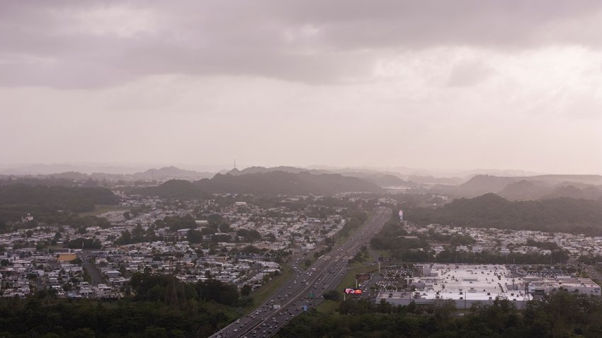 Vehículos circulan por una autopista mientras una nube de polvo del desierto del Sahara cubre buena parte del Caribe, el lunes 2 de junio de 2025, en Cataño, Puerto Rico. (AP Foto/Alejandro Granadillo)