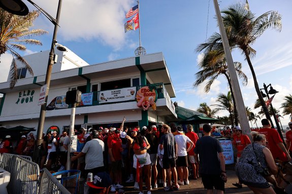 Matthew Tkachuk de los Florida Panthers mostrando la Copa Stanley a los fanáticos