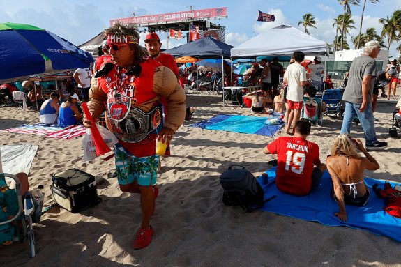 Jugadores de los Florida Panthers en un vehículo anfibio durante el desfile de celebración