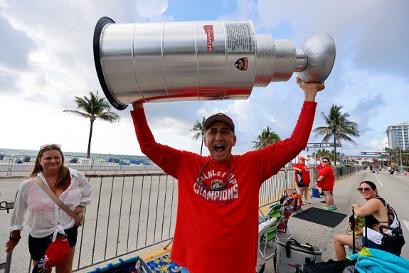 Aaron Ekblad levantando la Copa Stanley frente a los aficionados