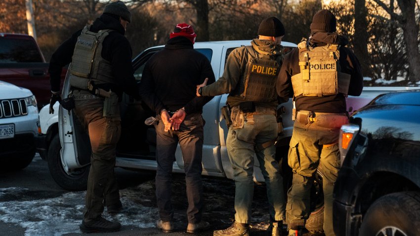 Agentes del Servicio de Inmigración y Control de Aduanas de Estados Unidos (ICE) detienen a un inmigrante indocumentado al que estaban vigilando en Herndon, Virginia, el 15 de enero de 2025.