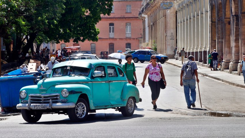 AME6564. LA HABANA (CUBA), 16/06/2025.- Personas caminan por una calle este lunes, en La Habana (Cuba). Cuba prevé realizar el censo de población, planeado originalmente hace más de dos años, para finales de 2025, aunque esto podría cambiar por “todos los problemas” por los que pasa el país. EFE/ Ernesto Mastrascusa
