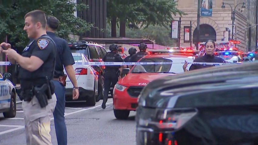 Oficial de policía y civil baleados dentro de un edificio de oficinas en el centro de Manhattan