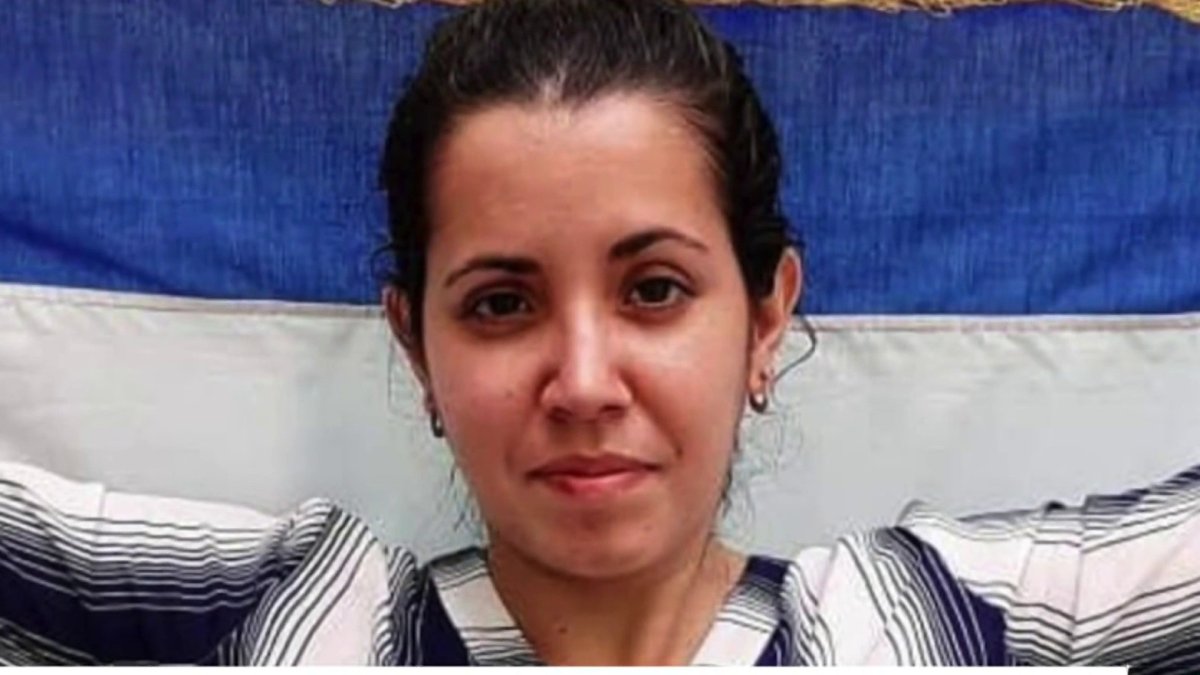 Sophielunaaa leak this lady responded the door wearing an