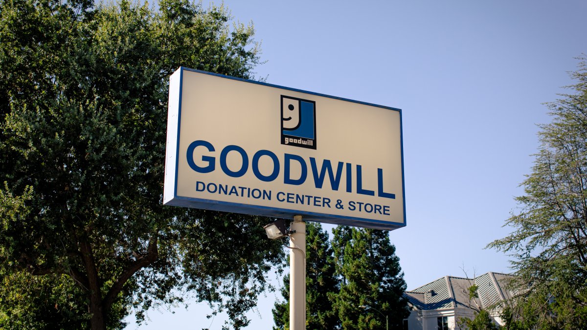 Descubren cadáver en tienda Goodwill de California – Telemundo Miami (51)