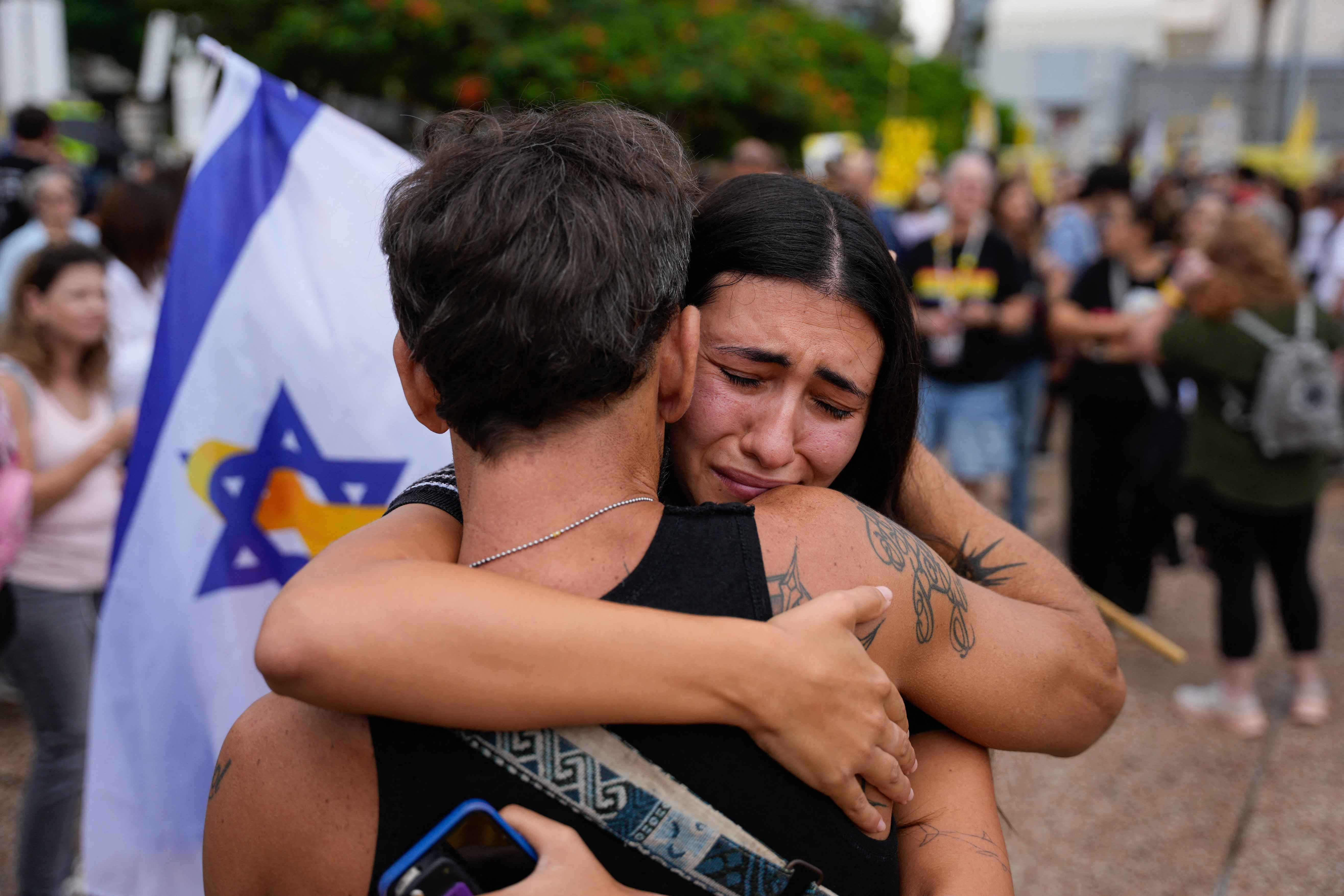 Hamás entrega los primeros 7 rehenes en el cese el fuego en Gaza –  Telemundo Miami (51)