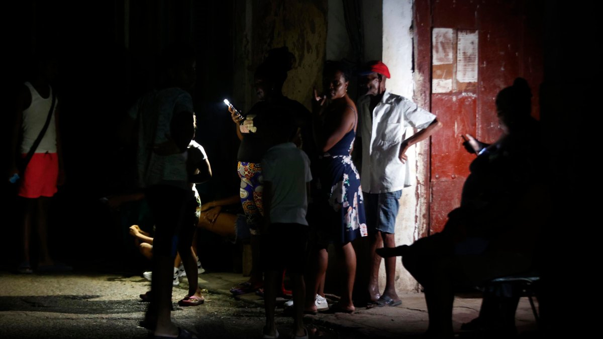 La crisis energética dejará apagones simultáneos en el 43% de Cuba este viernes – Telemundo Miami