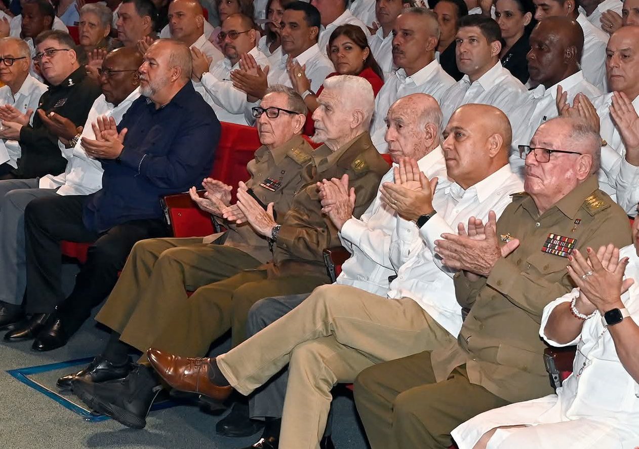 Raúl Castro reaparece ante las cámaras durante un acto del partido comunista