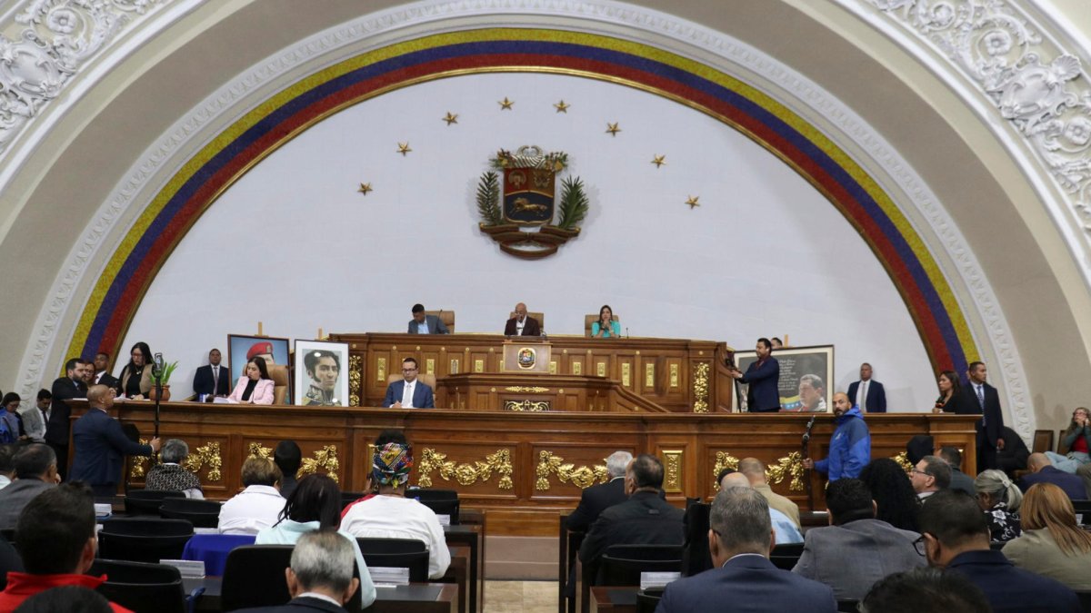 Venezuela aprueba ley que da 20 años de cárcel a quien apoye piratería ...