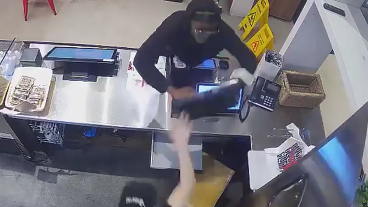 Un homme pousse un employé à voler une caisse enregistreuse au restaurant de Fort Lauderdale – Telemundo Miami (51)