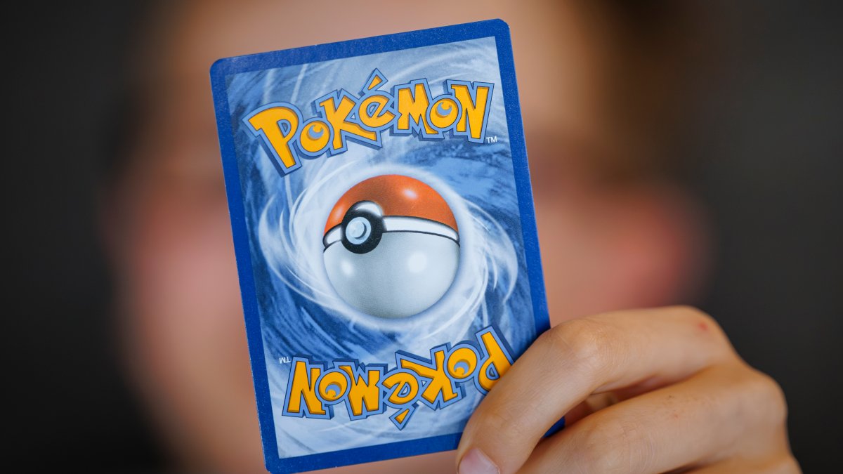 pokemon cards cerca de tu ubicación Amazon.com: Pokemon: Paquete de 100 cartas surtidas – con láminas y 5  variedades ultra raras (V, GX, EX) – Caja oficial de cartas coleccionables  de Pokémon incluida : Juguetes y Juegos main image 1
