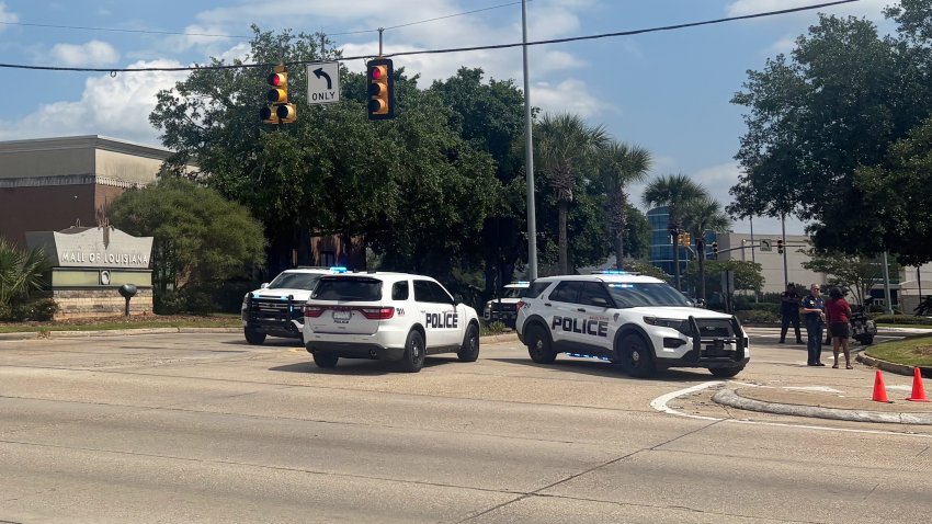 Personal del orden público responde a informes de un tiroteo en el Mall of Louisiana en Baton Rouge, Luisiana, el jueves 23 de abril de 2026. (AP Foto/Sara Cline)