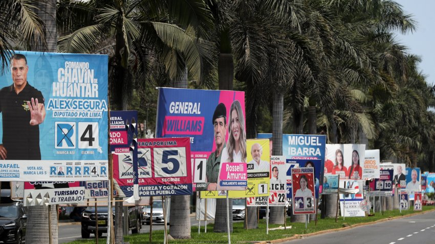 AME795. LIMA (PERÚ), 06/04/2026.- Fotografía que muestra carteles de candidatos electorales este lunes, en Lima (Perú). Perú, un país que mantiene una crisis política al sumar ocho presidentes en solo diez años, entra en la semana decisiva de las elecciones más complejas de su historia, con un total 35 candidatos presidenciales y la creación de un Parlamento bicameral, bajo un clima donde la inseguridad por el auge del crimen organizado se ha vuelto la principal preocupación de los peruanos. EFE/ Paolo Aguilar