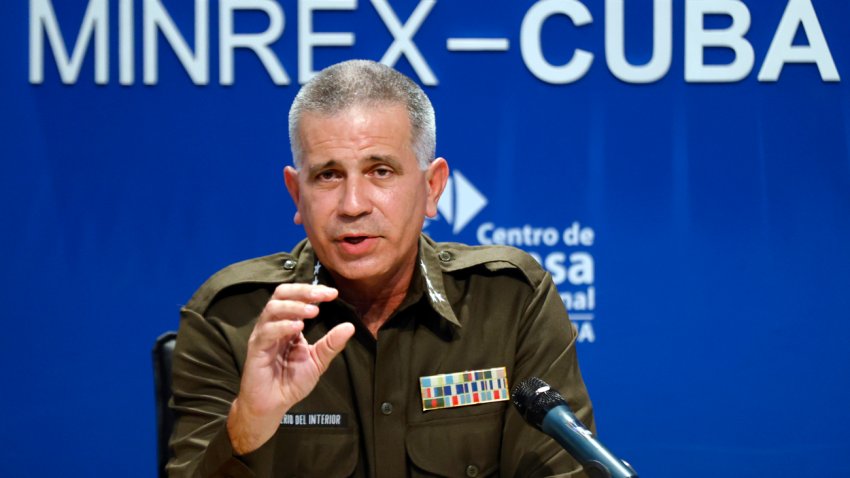 AME9483. LA HABANA (CUBA), 05/05/2026.- El jefe de Identificación, Inmigración y Extranjería del Ministerio de Interior, (Minint), el primer coronel Mario Méndez, habla durante una rueda de prensa este martes, en La Habana (Cuba). Los Ministerios de Interior y Exteriores de Cuba anuncian nuevas leyes de ciudadanía, migración y extranjería, en medio de la fuerte presión de EE.UU. para que el Gobierno de la isla aplique reformas. EFE/ Ernesto Mastrascusa