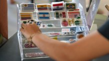 Una persona organiza objetos en el Visa Infinite Lounge en Miami (Estados Unidos). EFE/ Alberto Boal