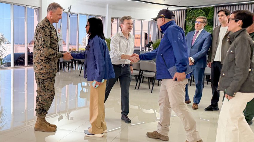 Fotografía divulgada por el Palacio de Miraflores de la presidenta encargada de Venezuela, Delcy Rodríguez (2-i), recibiendo al jefe del Comando Sur de EE.UU., Francis Donovan (i), este lunes, para coordinar la cooperación la reconstrucción de su país tras los devastadores terremotos del pasado 24 de junio, en Caracas (Venezuela). EFE/ Palacio de Miraflores