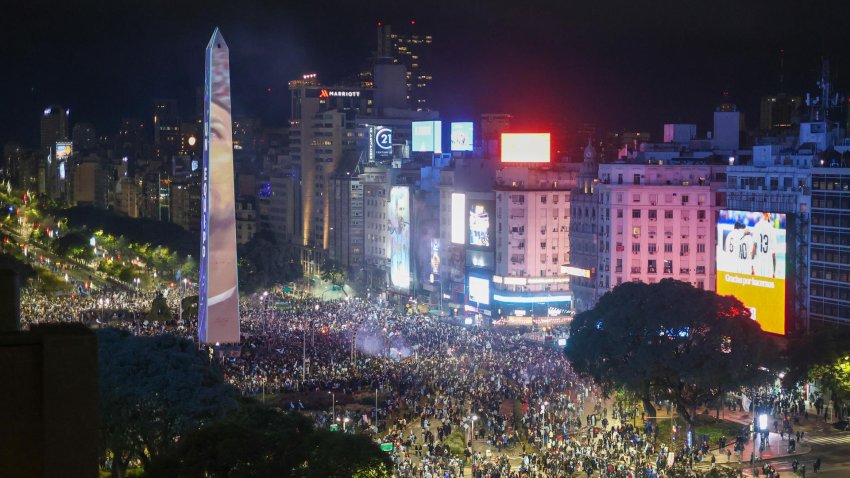 Aficionados argentinos reaccionan tras la derrota de su selección ante España en la final del Mundial de la FIFA 2026 en Buenos Aires (Argentina). EFE/ Juan Ignacio Roncoroni
