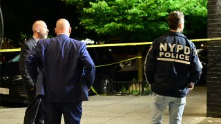 NUEVA YORK, ESTADOS UNIDOS - 4 DE JULIO: la Unidad de Escena del Crimen del NYPD recogió pruebas, señaló los casquillos con marcadores de evidencia y trabajó en el lugar de los hechos después de que ocho personas, entre ellas cuatro niños, resultaran heridas de bala en un tiroteo masivo cerca de la intersección de West 30th Street y Surf Avenue, en el barrio de Coney Island, en Brooklyn (Nueva York, Estados Unidos), el 4 de julio de 2026. Las víctimas fueron trasladadas a hospitales locales, se recuperó un arma de fuego en el lugar y la investigación continuaba en curso, sin que se informara de detenciones. (Foto de Kyle Mazza/Anadolu vía Getty Images)