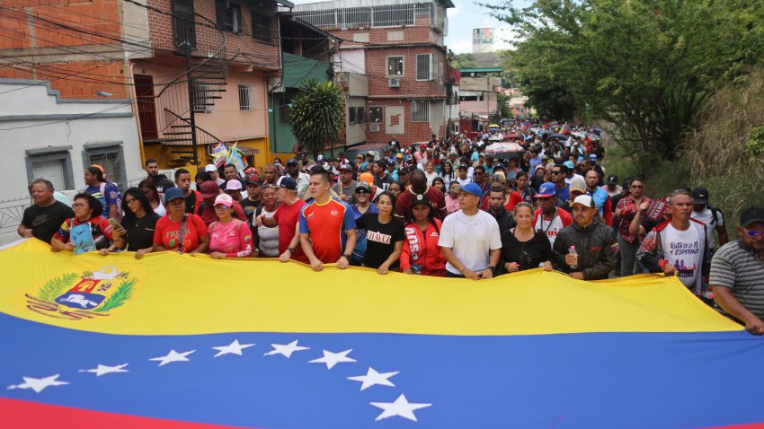 Personas participan este martes en una marcha para conmemorar el natalicio del presidente venezolano fallecido Hugo Chávez. EFE/Miguel Gutiérrez