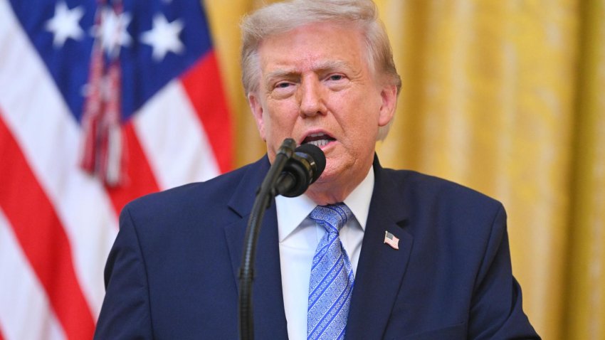 El presidente de EE.UU., Donald Trump, fue captado este 16 de julio al dirigirse a la nación, desde la Casa Blanca, en Washington DC (EE.UU.). EFE/Saúl Loeb/Pool