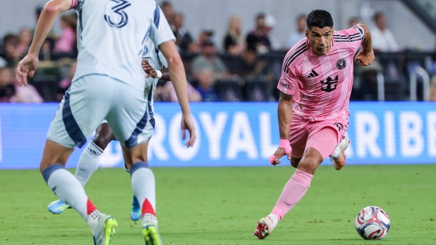 MIAMI (United States), 22/07/2026.- Inter Miami CF’s Luis Suarez (R) in action during the MLS game between Inter Miami and Chicago Fire FC at Nu Stadium in Miami, Florida, USA, 22 July 2026. EFE/EPA/CRISTOBAL HERRERA-ULASHKEVICH