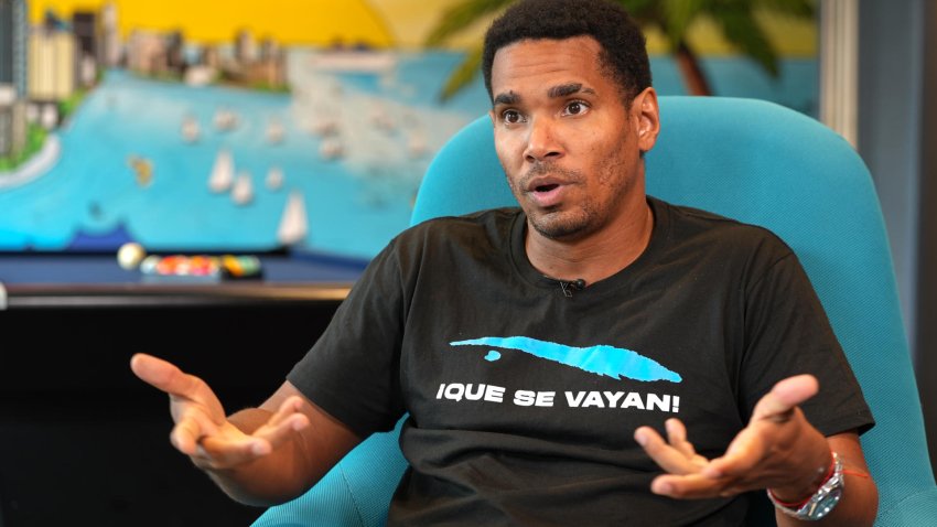 El activista cubano Luis Manuel Otero Alcántara, fundador del Movimiento San Isidro, habla durante una entrevista con EFE en la que percibe "condiciones para un estallido social lapidario en Cuba", este martes, en Doral (Estados Unidos). EFE/Alberto Boal