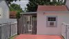 Encuentran a adolescente encadenada a la cerca de una casa en Hialeah; arrestan a la madre