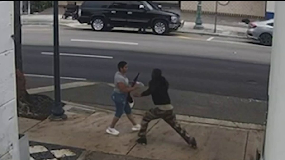 Video capta agresión: arrestan a exconvicto acusado de golpear al azar a mujer en plena Calle Ocho