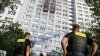 Mujer salta desde edificio en llamas y cae en brazos de bombero durante dramático rescate