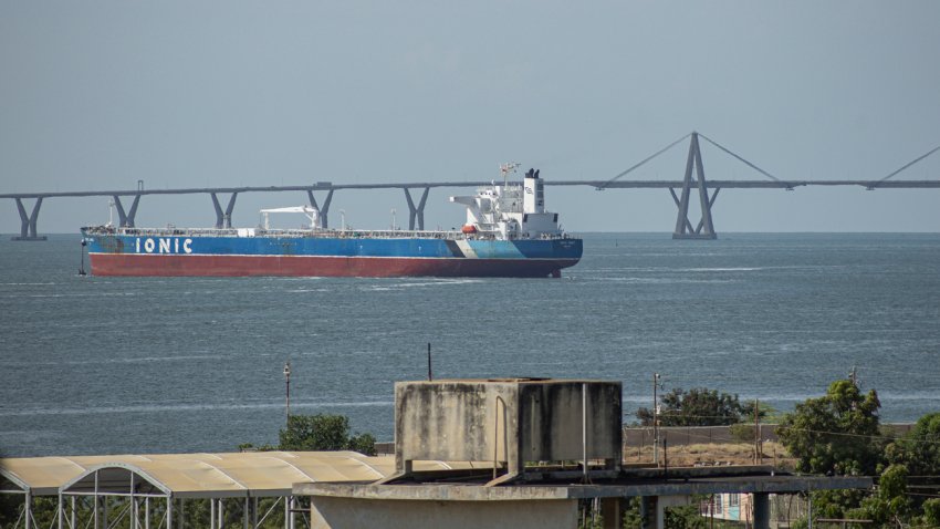 AME3007. MARACAIBO (VENEZUELA), 29/08/2026.- Fotografía de un buque tanquero de petróleo navegando este sábado en Maracaibo (Venezuela). El grupo opositor venezolano Unión y Cambio pidió al Gobierno de Delcy Rodríguez que haga público el alcance, los términos y condiciones del acuerdo petrolero anunciado entre el país suramericano y Estados Unidos. EFE/ Henry Chirinos