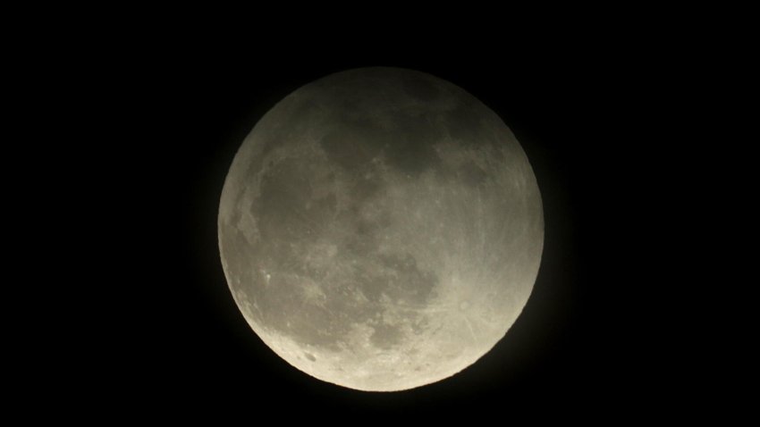 AME2657. TEGUCIGALPA (HONDURAS), 27/08/2026.- Fotografía que muestra la luna llena durante el eclipse lunar parcial este jueves, en Tegucigalpa (Honduras). EFE/ Gustavo Amador