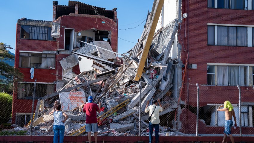 Personas observan viviendas afectadas luego de un terremoto de magnitud 7,4 este lunes, en Pereira (Colombia). EFE/ Leonardo Castañeda