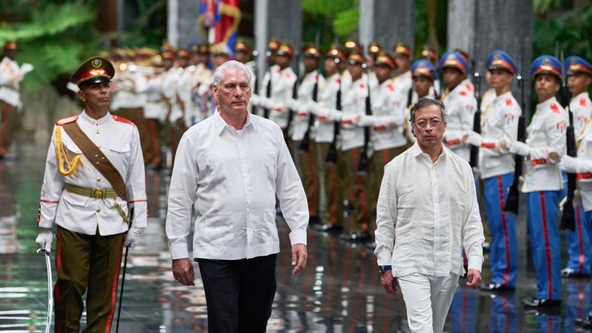 Fotografía del 31 de julio del presidente de Cuba, Miguel Diaz-Canel (c), junto a su homólogo de Colombia, Gustavo Petro, durante un acto protocolario, en la Plaza de la Revolución en La Habana (Cuba). EFE/ AP Ramón Espinosa / POOL