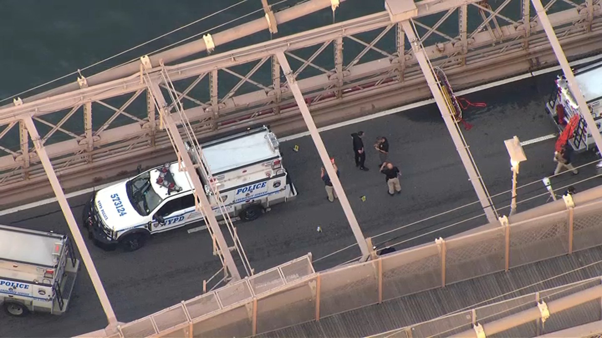 Policía de Nueva York abate a hombre armado con cuchillo en puente de Brooklyn
