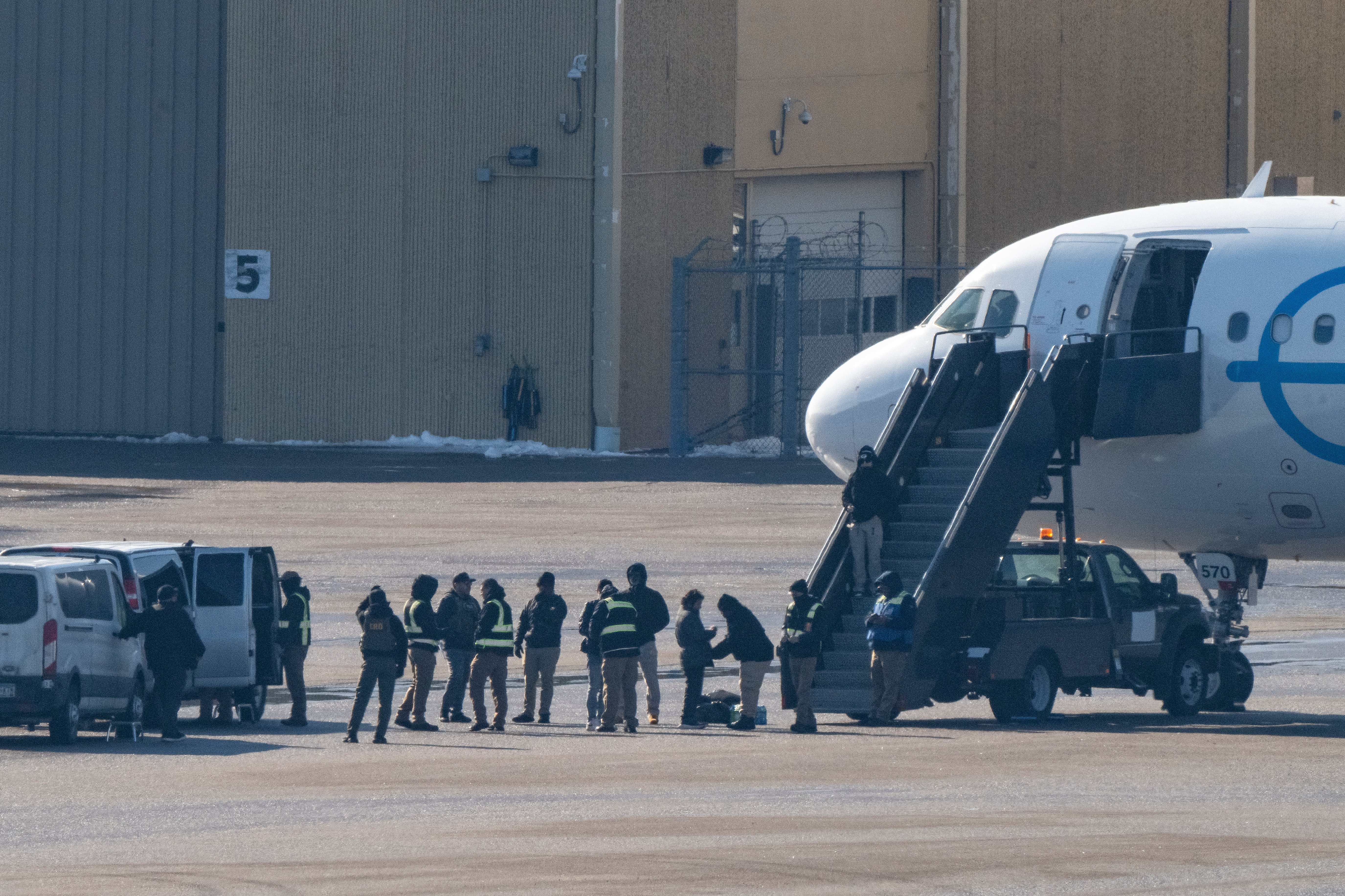 Corte Suprema autoriza reanudar deportaciones a terceros países bajo Trump