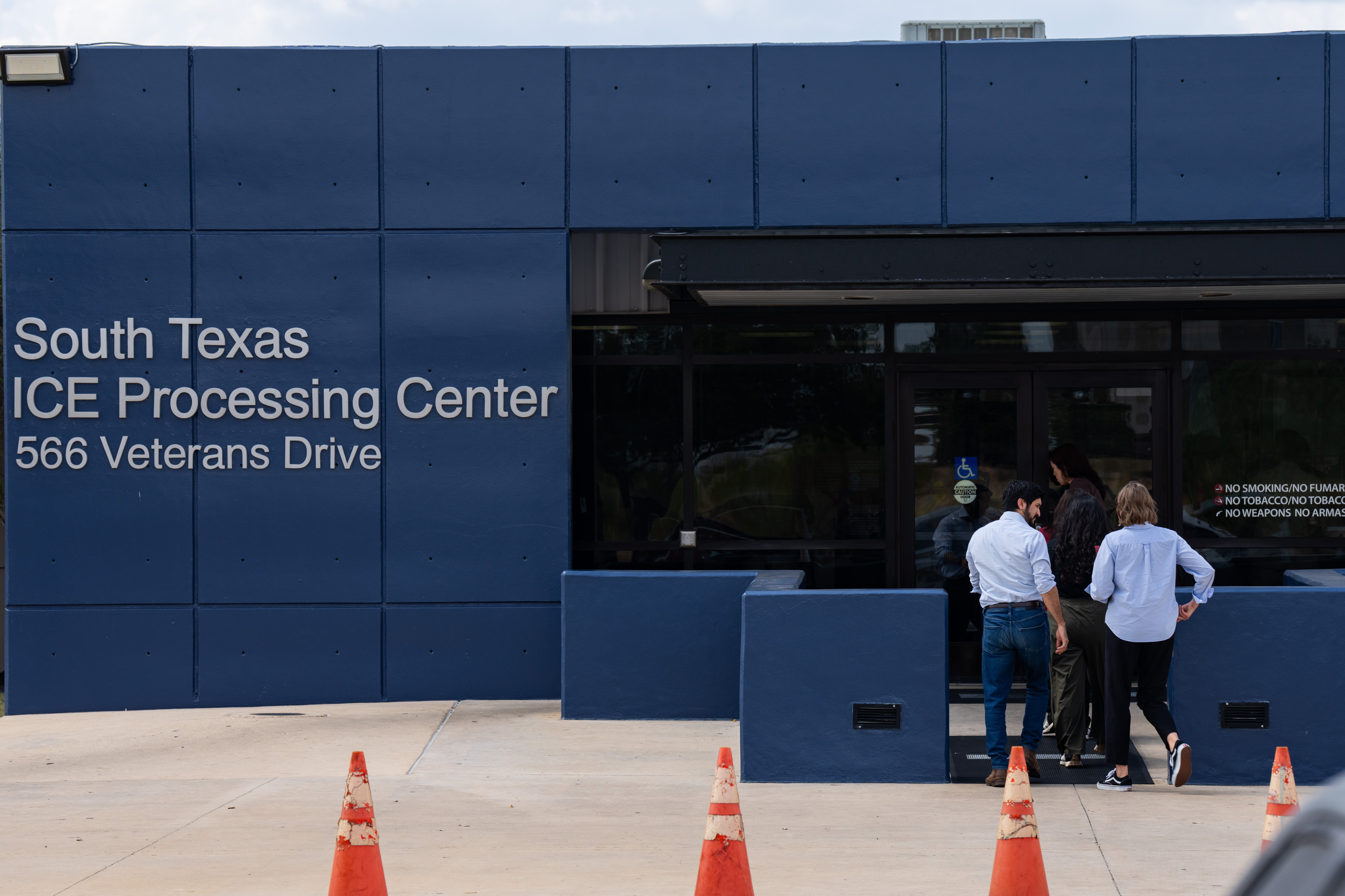 Wilber Garcés, venezolano baleado por ICE en Texas, sigue detenido sin fianza y fue operado para extraer la bala