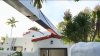 Grúa cae sobre una casa en un vecindario de Fort Lauderdale