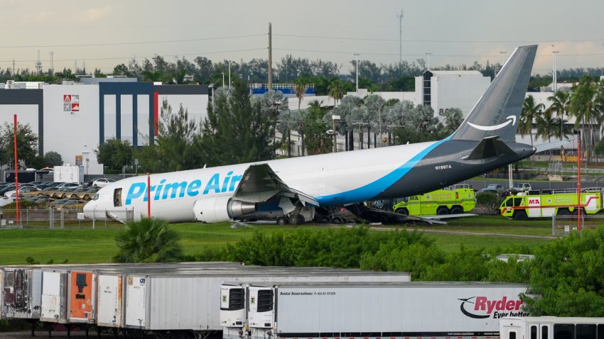 AME5083. MIAMI (ESTADOS UNIDOS), 06/09/2026.- Fotografía de un avión de carga con el logotipo de Amazon este domingo, en el Aeropuerto Internacional de Miami (EE.UU.). Un avión de carga con el logotipo de Amazon se estrelló al salirse de la pista después de aterrizar en el aeropuerto según informó la Administración Federal de Aviación (FAA, por sus siglas en inglés). EFE/ Alberto Boal